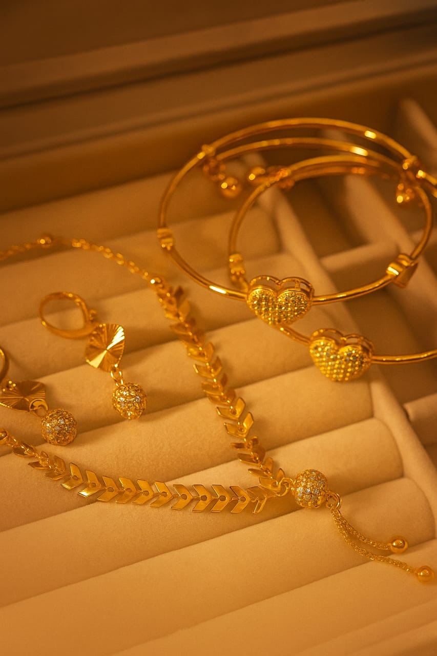 Gold plated Zirconia locket set with adjustable size pair bangles