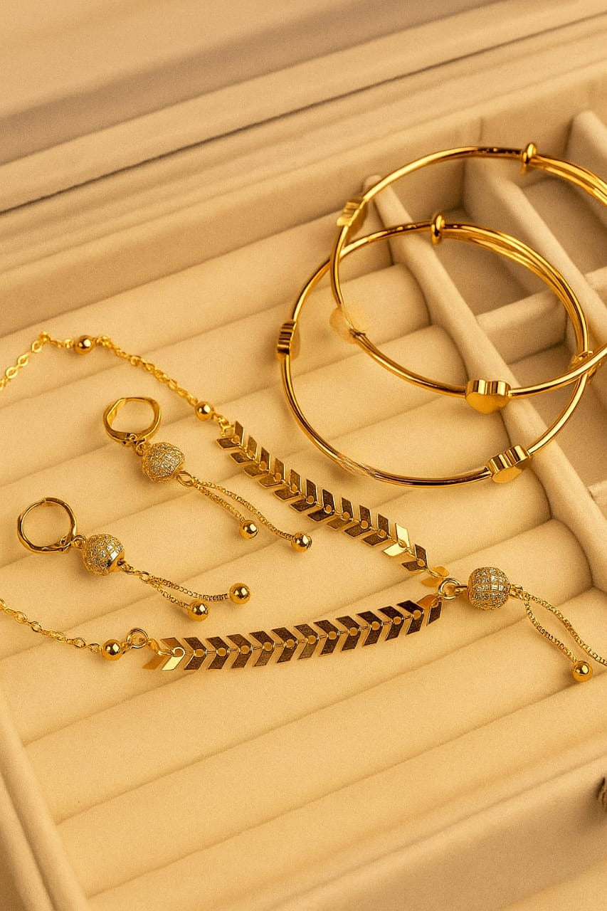 Gold plated Zirconia locket set with adjustable size pair bangles